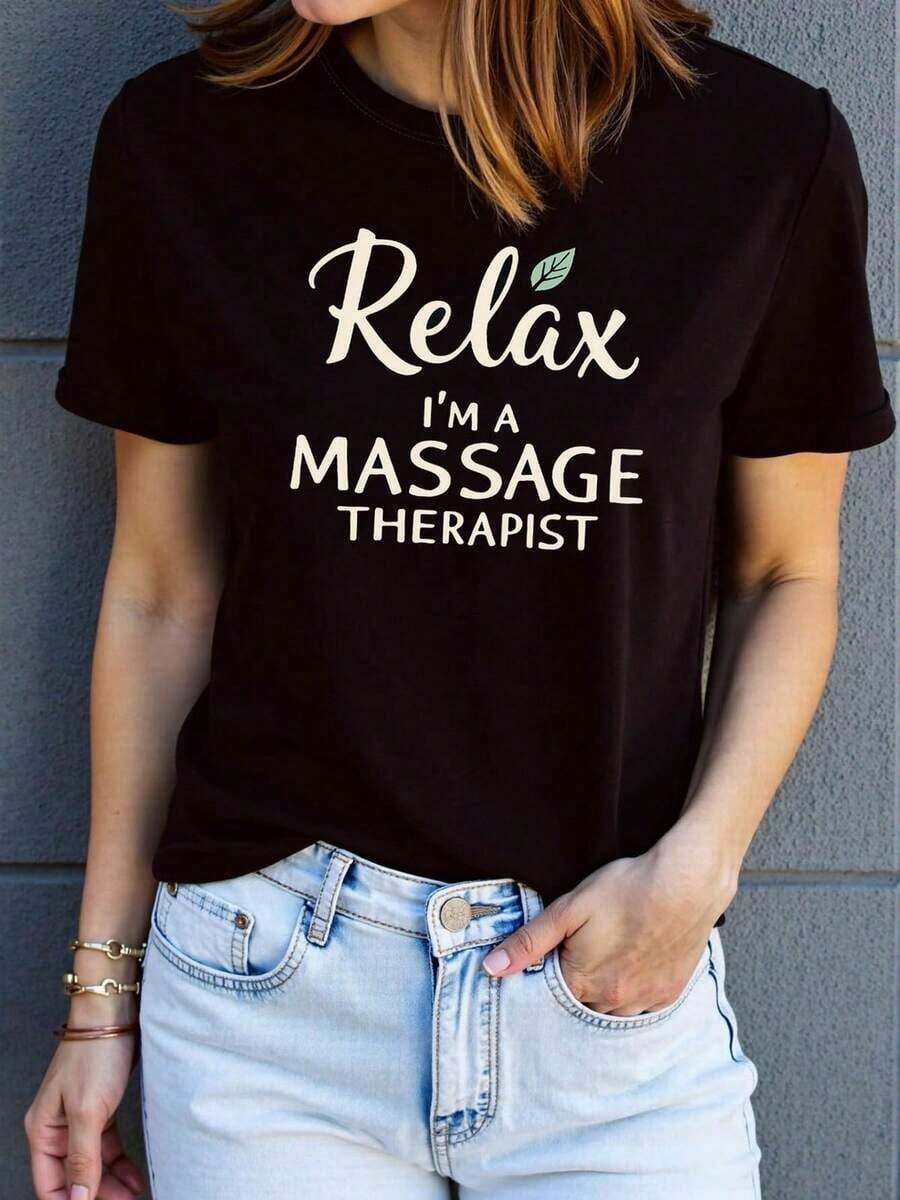 Suave, transpirable y ligera para comodidad durante todo el día. Camiseta de mujer con temática de masajista - Decoración de hojas y eslogan, manga corta casual, cálido top profesional para masajistas. Cuello redondo clásico con un ajuste relajado que favorece todas las formas del cuerpo y es fácil de combinar con jeans, pantalones cortos y leggings. - Negro - Ver 1