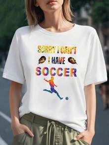 Figura colorida que muestra a una jugadora pateando un balón rodeada de fuego y energía vibrante simbolizando pasión y determinación en el fútbol camiseta para mujer 100% algodón cómoda y moderna - Negro - Ver 1