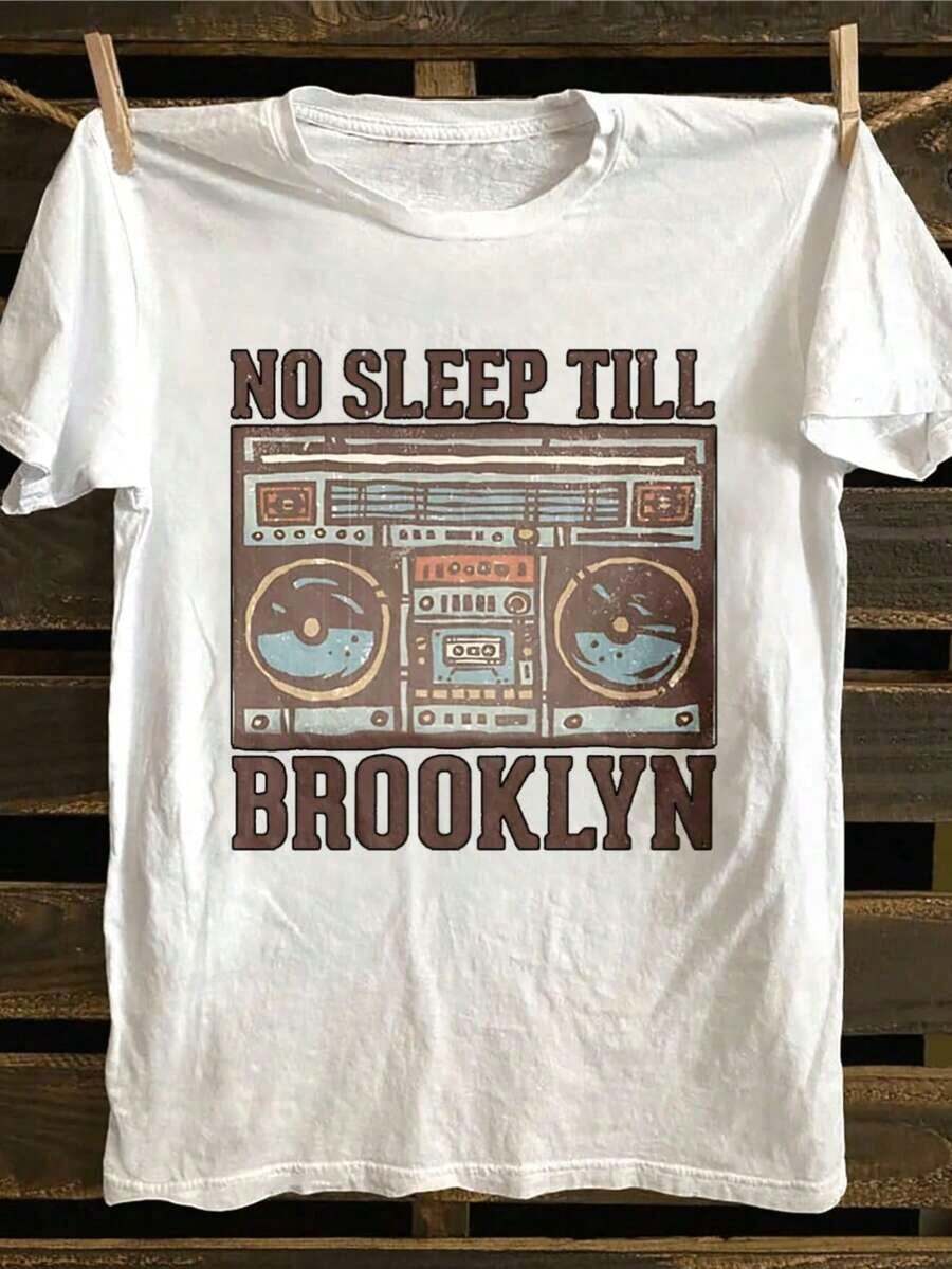 1 camiseta gráfica "No Sleep Till Brooklyn" - Camiseta de algodón estilo vintage con diseño retro de boombox, suave y cómoda para uso diario - Regalo perfecto para amantes de la música, fans del hip-hop y entusiastas de la ciudad, ideal para salidas informales y conciertos. 180g 100% Algodón - Blanco - Ver 1