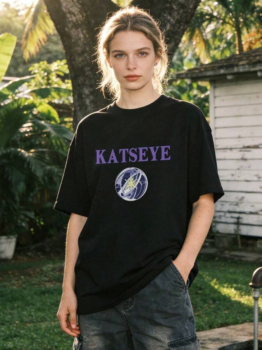 Ropa de Verano para Mujer, Camiseta de Algodón Suave y Casual con Cuello Redondo, Diseño Exclusivo del Grupo de Chicas KATSEYE con Estampado de Insignia de Planeta. Color negro. - Negro - Ver 1