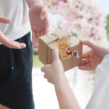 30件母亲节“我爱你，妈妈”钥匙扣派对礼品套装 - 金色郁金香花束和信封装饰钥匙扣，母亲节礼物/女性感恩礼物 - 彩色 - 查看 4