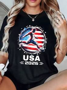 Jugador de fútbol en acción frente a una bandera de Estados Unidos con efecto artístico y energía que evoca pasión por el torneo mundial 2026 camiseta de mujer casual moderna y cómoda - Negro - Ver 1
