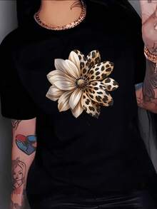 Large Flower With Petals In Beige Tones And Leopard Print That Symbolizes Strength, Elegance And Freedom, Perfect For Expressing Modern Feminine Style, Casual Women's T-Shirt - 黑色 - 查看 8