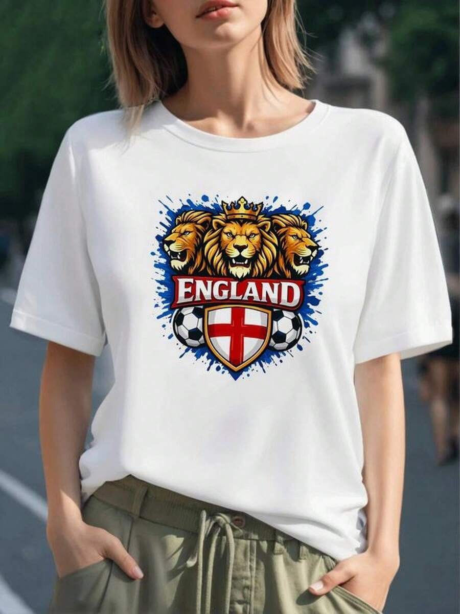 Tres leones coronados simbolizando fuerza y orgullo nacional junto al escudo con cruz roja y balones reflejando pasión futbolera camiseta para mujer 100% algodón - Negro - Ver 1