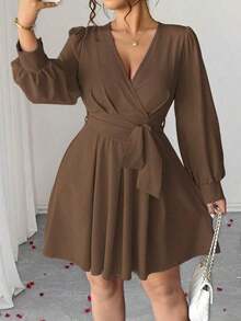 Vestido elegante de manga larga con cuello en V, cintura con lazo y falda acampanada para mujer de talla grande - Marrón - Ver 3