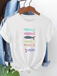 Stylish Short-Sleeved T-Shirt With A Colorful Fish And Marine Print, Plus Size, Comfortable For Women In Spring And Summer. A Simple And Fun Top, Suitable For Everyday Wear, Beach Vacations, Matching Parent-Child Outfits, And Artistic Wear. A Very Distinctive Printed T-Shirt / Unisex Style / Suitable For Both Men And Women / Wrinkle-Resistant / Breathable - 白色 - 查看 8