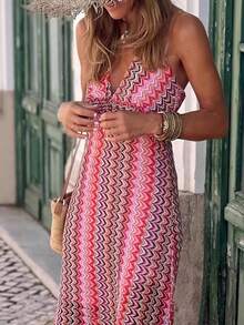 Women's Blue Dress With White Zigzag Print, Deep V-Neck, Thin Straps With Ruffles At The Shoulders, Long Skirt With Side Slit, Light And Flowing Fabric Ideal For Summer, Boho Beach Style Perfect For Vacations, Beach Parties And Trips To The Caribbean - 玫紅色 - 查看 4