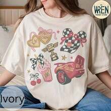 Soft R Coquette B1Ows S1Hirt, Rusteze C1Ars, Piston Cup, C1Ars T S1Hirt, Land Familhir. Women's 100% Cotton Crew Neck T-Shirt. Suitable For Everyone, Whether Women Or Men. Durable, High-Quality Fabric Suitable For All Seasons, Soft To The Touch But Designed To Last. Breathable Tops. Autumn Outfits For Women. Holiday Outfits For Women. New Year's Costume For Women. Oversized Printed T-Shirt For Women, Casual Summer Pattern - 白色的 - 查看 1