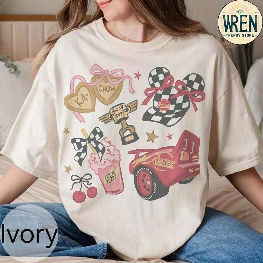 Soft R Coquette B1Ows S1Hirt, Rusteze C1Ars, Piston Cup, C1Ars T S1Hirt, Land Familhir. Women's 100% Cotton Crew Neck T-Shirt. Suitable For Everyone, Whether Women Or Men. Durable, High-Quality Fabric Suitable For All Seasons, Soft To The Touch But Designed To Last. Breathable Tops. Autumn Outfits For Women. Holiday Outfits For Women. New Year's Costume For Women. Oversized Printed T-Shirt For Women, Casual Summer Pattern - 白色的 - 查看 1