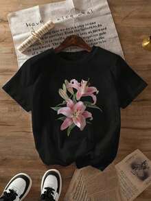 Camiseta Vintage para Mujer con Estampado de Lirios Rosados y Hojas Verdes - Top Casual de Manga Corta y Cuello Redondo, Diseño Floral Blanco y Rosa sobre Fondo Negro, Lavable a Máquina, Adecuada para Todas las Temporadas, Ideal para Uso Diario u Ocasiones Especiales.Tela suave, transpirable y cómoda - Negro - Ver 1