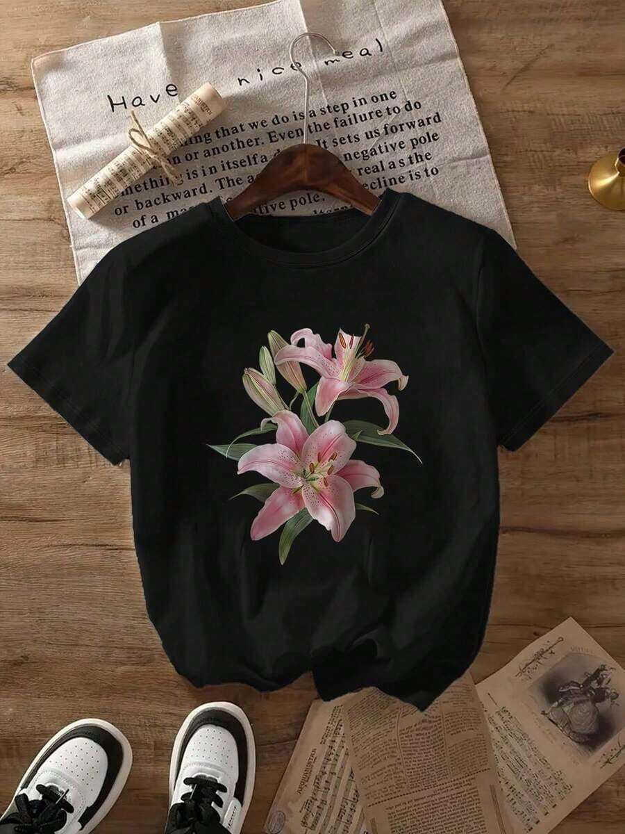 Camiseta Vintage para Mujer con Estampado de Lirios Rosados y Hojas Verdes - Top Casual de Manga Corta y Cuello Redondo, Diseño Floral Blanco y Rosa sobre Fondo Negro, Lavable a Máquina, Adecuada para Todas las Temporadas, Ideal para Uso Diario u Ocasiones Especiales.Tela suave, transpirable y cómoda - Negro - Ver 1