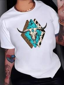 Cráneo de toro con turquesa sagrada que simboliza fuerza y espíritu libre entre patrones de animal print y color piedra creando energía  moderna camiseta de mujer casual - Blanco - Ver 8
