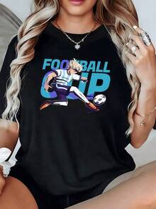 Jugador rubio corriendo con fuerza mientras patea un balón en medio de colores vibrantes simbolizando pasión energía y espíritu deportivo camiseta de mujer casual cómoda para uso diario moderna y atractiva - Negro - Ver 1