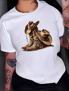 Sombreros y botas vaqueras reposando sobre tierra evocan la fuerza del espíritu libre del oeste y la conexión con la aventura y la independencia camiseta de mujer cómoda y moderna para uso diario - Blanco - Ver 8