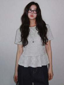 Camiseta de manga larga de corte holgado con volantes en el bajo, a rayas blancas y negras, diseño minimalista de verano para mujer - Gris Claro - Ver 11