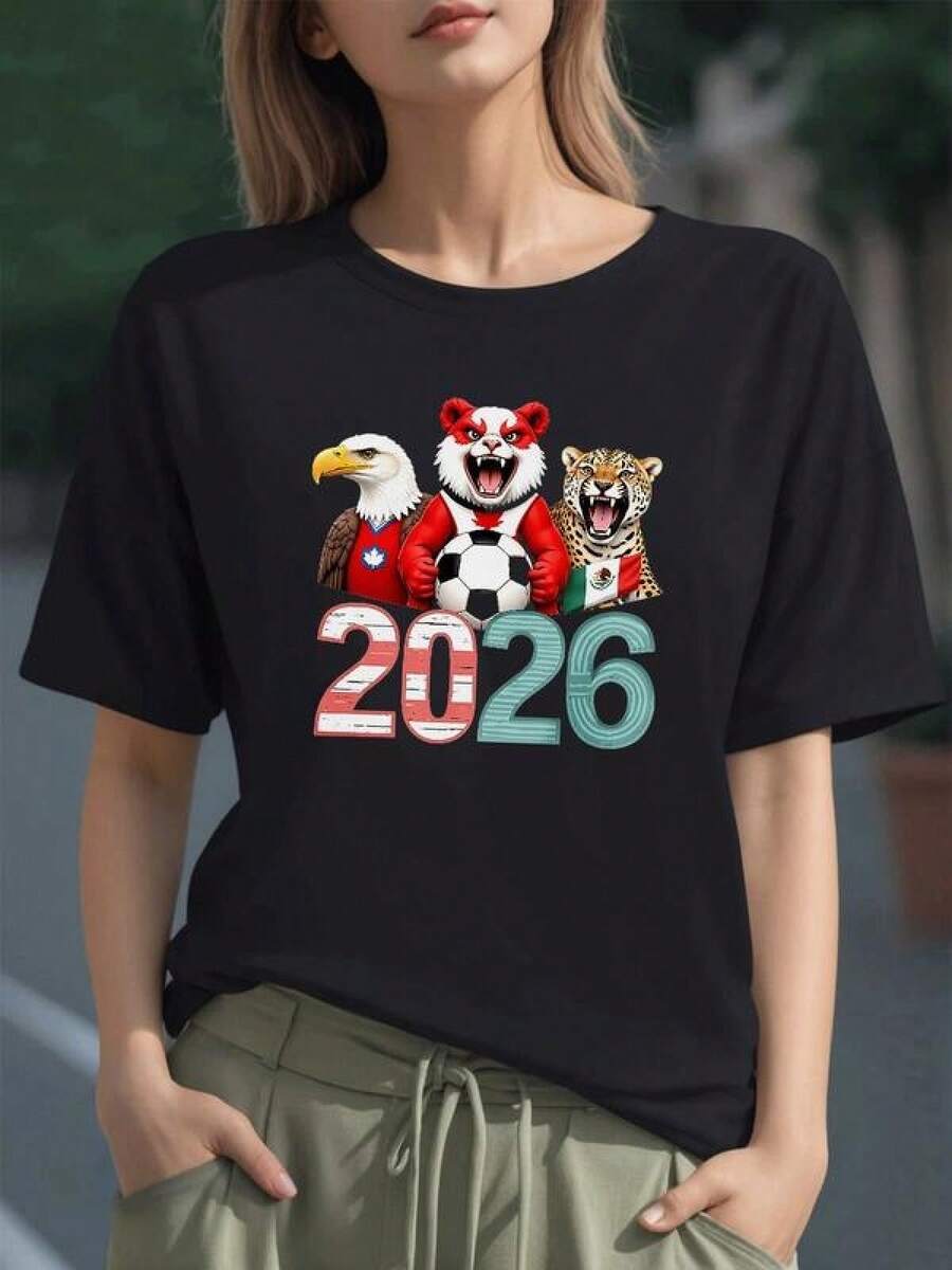 Tres animales emblemáticos águila oso y jaguar sosteniendo un balón con banderas de Canadá México y Estados Unidos simbolizan unión y pasión por el fútbol 2026 camiseta para mujer 100% algodón - Negro - Ver 1