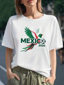 Ave nacional con alas verdes y rojas frente a un balón que simboliza orgullo y pasión por México y el espíritu deportivo del 2026 camiseta para mujer 100% algodón - Negro - Ver 6