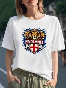 Tres leones coronados simbolizando fuerza y orgullo nacional junto al escudo con cruz roja y balones reflejando pasión futbolera camiseta para mujer 100% algodón - Negro - Ver 6