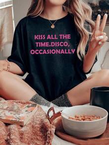 'Kiss All The Time Disco Occasionally' T-Shirt, Funny Disco Slogan T-Shirt, Retro Love Message T-Shirt, Gift For Disco Lovers, Funny Party Night Outfit - 黑色 - 查看 1