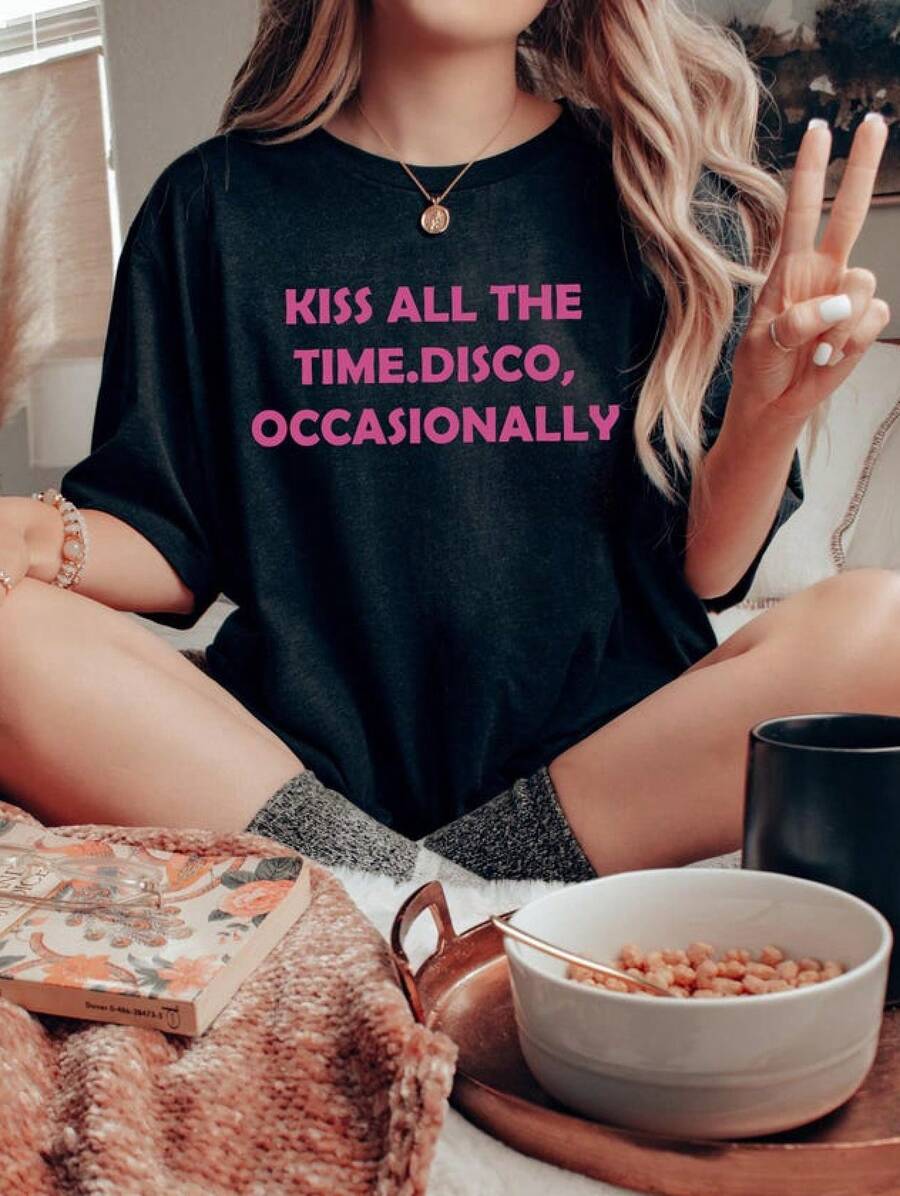 'Kiss All The Time Disco Occasionally' T-Shirt, Funny Disco Slogan T-Shirt, Retro Love Message T-Shirt, Gift For Disco Lovers, Funny Party Night Outfit - 黑色 - 查看 1