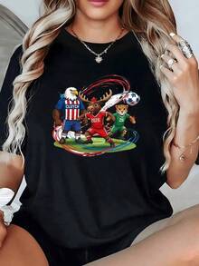Tres animales deportivos llenos de energía representan la unión y la pasión del fútbol en un campo vibrante con trazos de colores que evocan amistad y competencia camiseta de mujer casual moderna y cómoda para uso diario - Negro - Ver 1