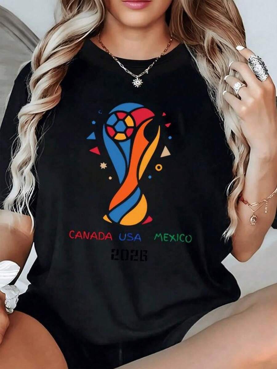 A Vibrant Symbol Uniting The Passion For Football In Three Nations, With Dynamic Shapes And Cheerful Colors Celebrating The Energy Of The World Cup. A Modern, Comfortable, And Casual Women's T-Shirt. - 黑色 - 查看 1