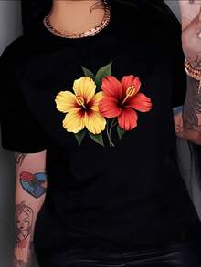 Flores de hibisco rojo y amarillo que simbolizan la energía del verano y la alegría de los días radiantes reflejando vitalidad y belleza natural camiseta de mujer casual moderna para uso diario - Negro - Ver 8