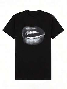 Camiseta de manga corta de cuello redondo suave y casual para mujer, estampado vintage pintado a mano con labios realistas en blanco y negro y colmillos. - Negro - Ver 5
