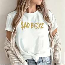Sad Boyz Gold Dollar Sign Sad Face Short Sleeve T-Shirt Design Trendy Urban Streetwear Mexican Market Popular Print Graphic Fashion Clothing Gift for Women Unique Style Cool Look Black Background Bold Text - Blanco - Ver 6