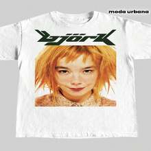 Camiseta Gráfica Vintage de Bj?rk de los 90 - Moda Urbana Clásica de los 90, con el Emblema Famoso de Bj?rk, Cuello Redondo para Hombre, Lavable a Máquina, Adecuada para Cualquier Estación, Corte Ajus - Blanco - Ver 2