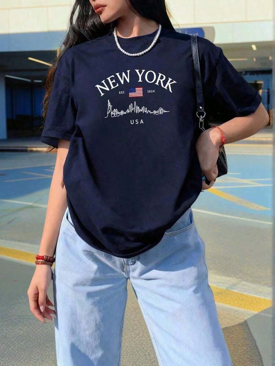 Camiseta de mujer de verano de ajuste holgado con cuello redondo y manga corta, con estampado de eslogan simple, estilo casual de vacaciones. Blusa a la moda adecuada para uso diario y de vacaciones. Versátil camiseta casual de algodón.Conjuntos de Vacaciones de Verano 2026 - Azul Marino - Ver 1