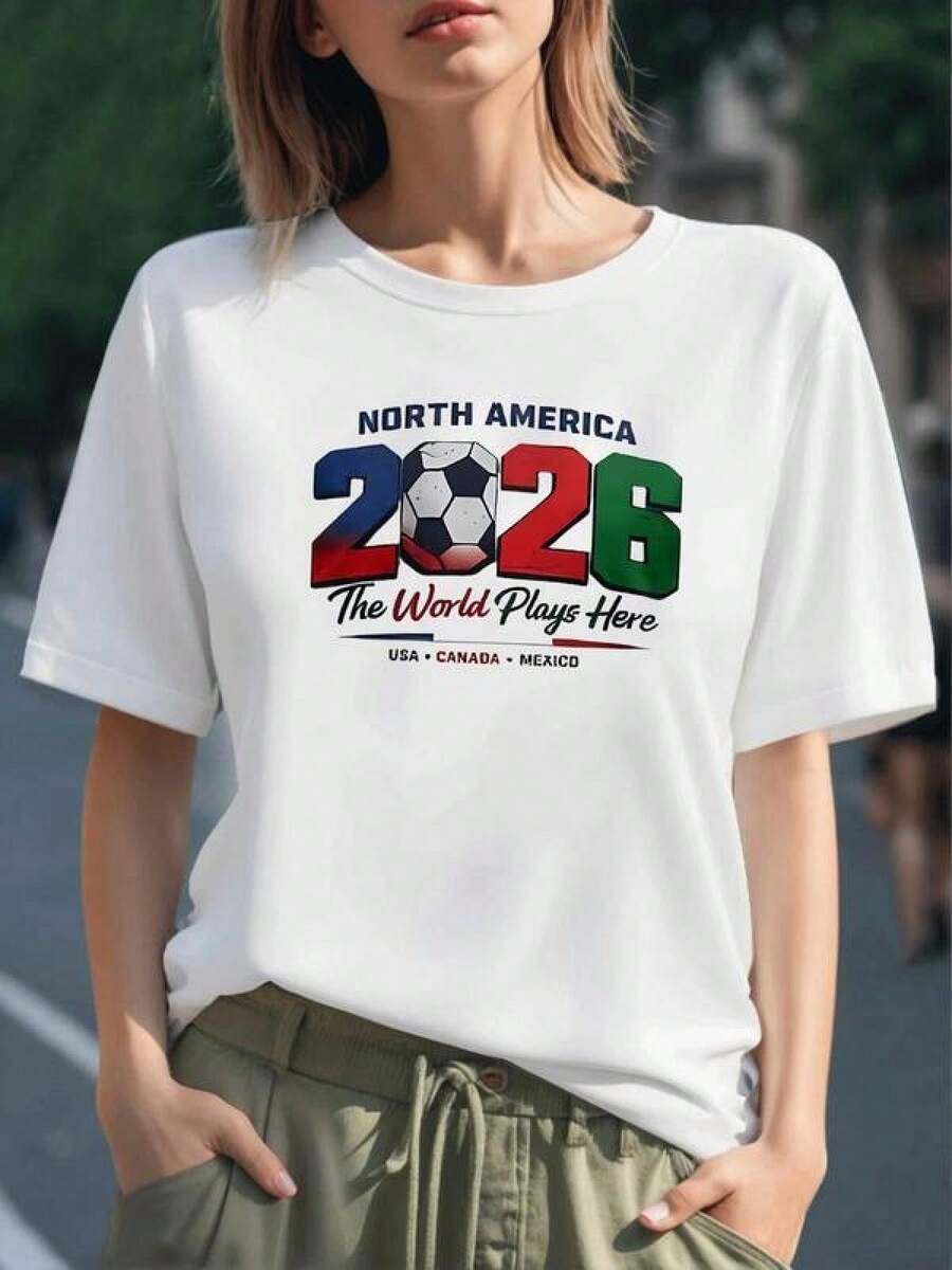 Número 2026 con balón y colores de Norteamérica que simboliza la unión deportiva entre Estados Unidos Canadá y México en el gran evento futbolístico camiseta de mujer 100% algodón cómoda y moderna - Negro - Ver 1