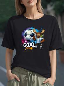 Figura de un alce sonriente con uniforme de fútbol dando pulgar arriba junto a un balón y la palabra GOAL simboliza la fuerza del juego y la alegría del triunfo camiseta para mujer 100% algodón - Negro - Ver 6