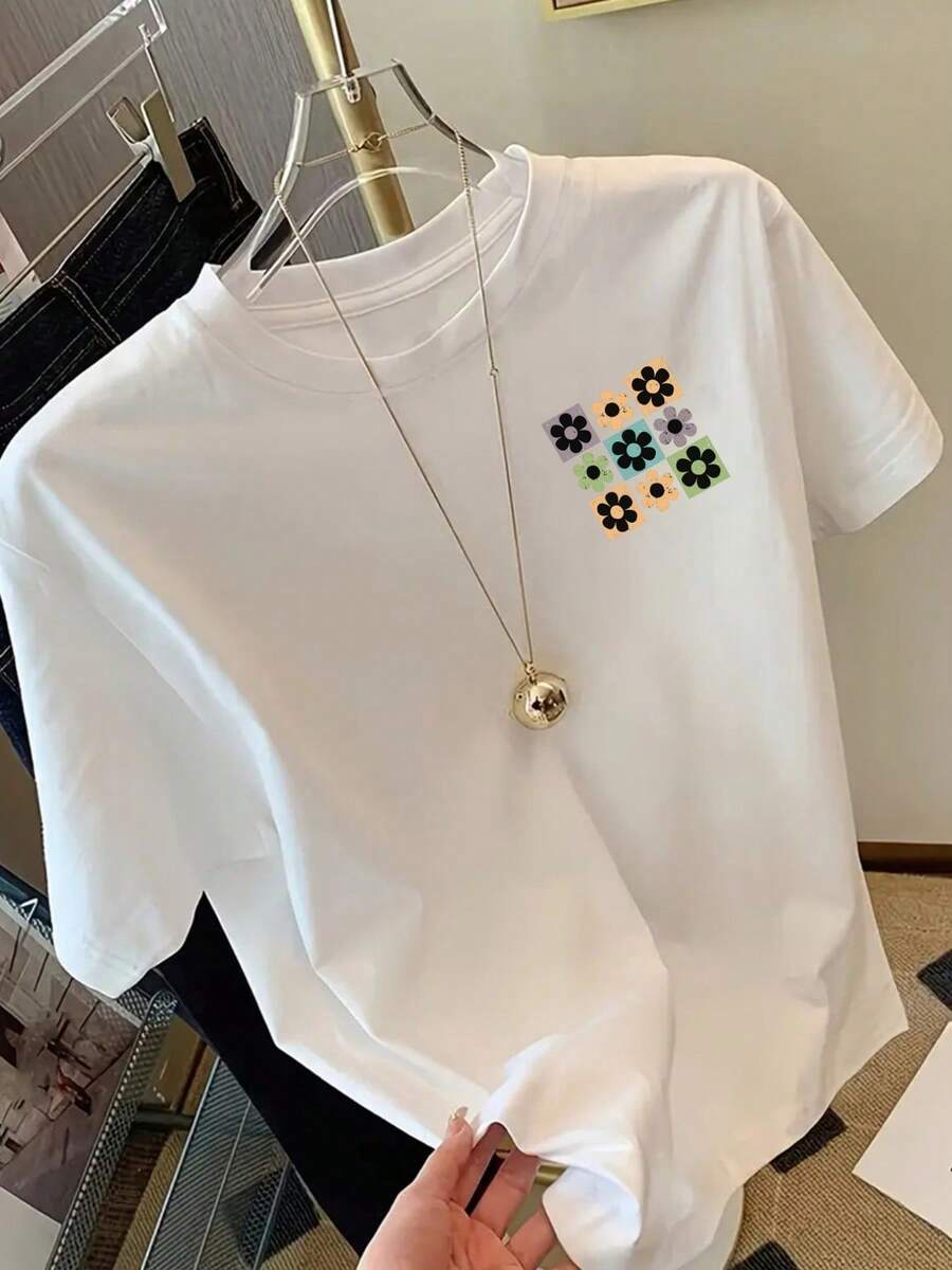 Camiseta de manga corta blanca Wo| Estampado floral y de cara sonriente en ambos lados, cuello redondo suave, corte holgado en forma de H, camisa casual de uso diario para todas las estaciones con bolsillo en el pecho, lavable a máquina. - Blanco - Ver 1