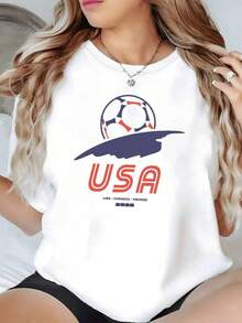 Balón sobre una silueta curva que simboliza movimiento y energía con letras rojas USA resaltando la unión deportiva entre países camiseta de mujer moderna casual cómoda para fanáticas del fútbol - Negro - Ver 1