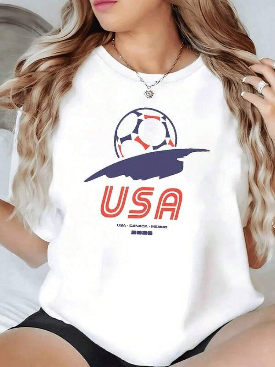 Balón sobre una silueta curva que simboliza movimiento y energía con letras rojas USA resaltando la unión deportiva entre países camiseta de mujer moderna casual cómoda para fanáticas del fútbol - Negro - Ver 1