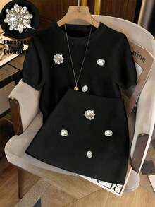 Conjunto casual de top de manga corta con decoración de rhinestones en cuello redondo y minifalda, adecuado para vacaciones y uso diario - Negro - Ver 1
