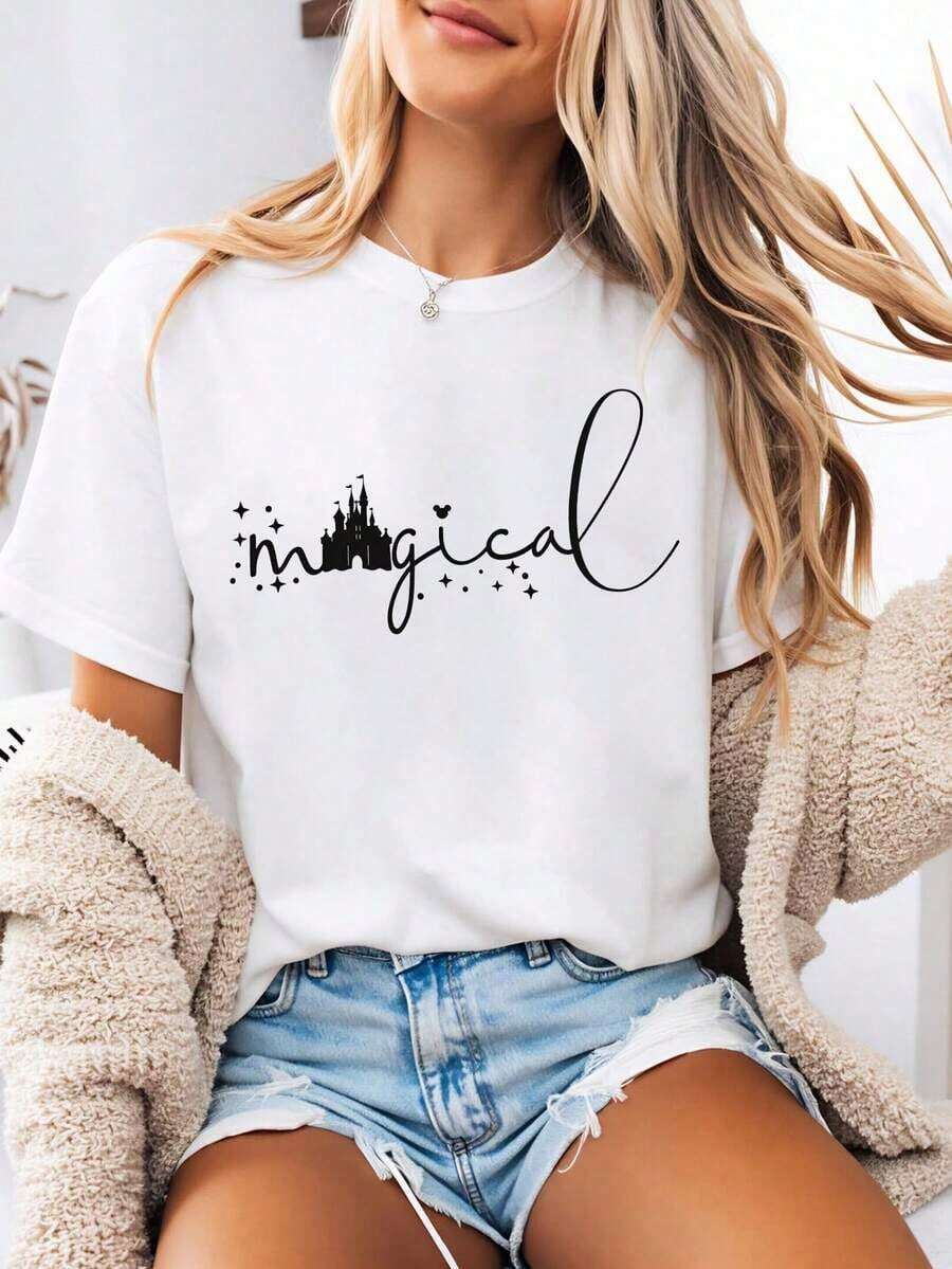 Women's Graphic T-Shirt With A Creative Cartoon Print Featuring A Castle In A Distinctive Artistic Style. This Women's Summer Garment Is A Crew Neck T-Shirt Made From A Soft And Comfortable 100% Cotton Fabric. Perfect For Everyday Wear, Outdoor Activities, Or Shopping Trips. Also Ideal For... - 白色 - 查看 1