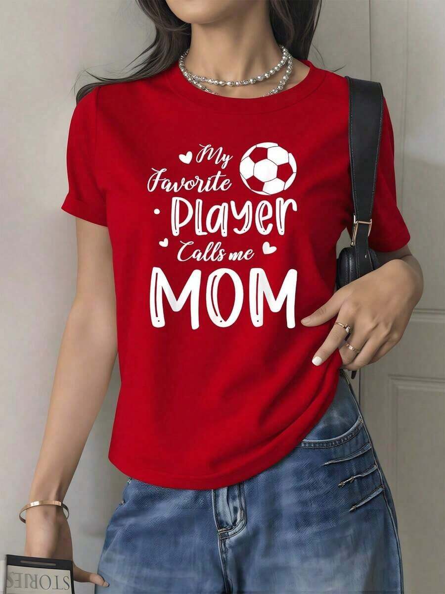 Short Sleeves. The Garment Features A Print With A Soccer Ball And A Phrase Celebrating A Mother's Love And Pride For Her Favorite Player. Women's T-Shirt, 100% Cotton, Comfortable And Casual, Ideal For Everyday Leisure Wear. - 紅色 - 查看 1