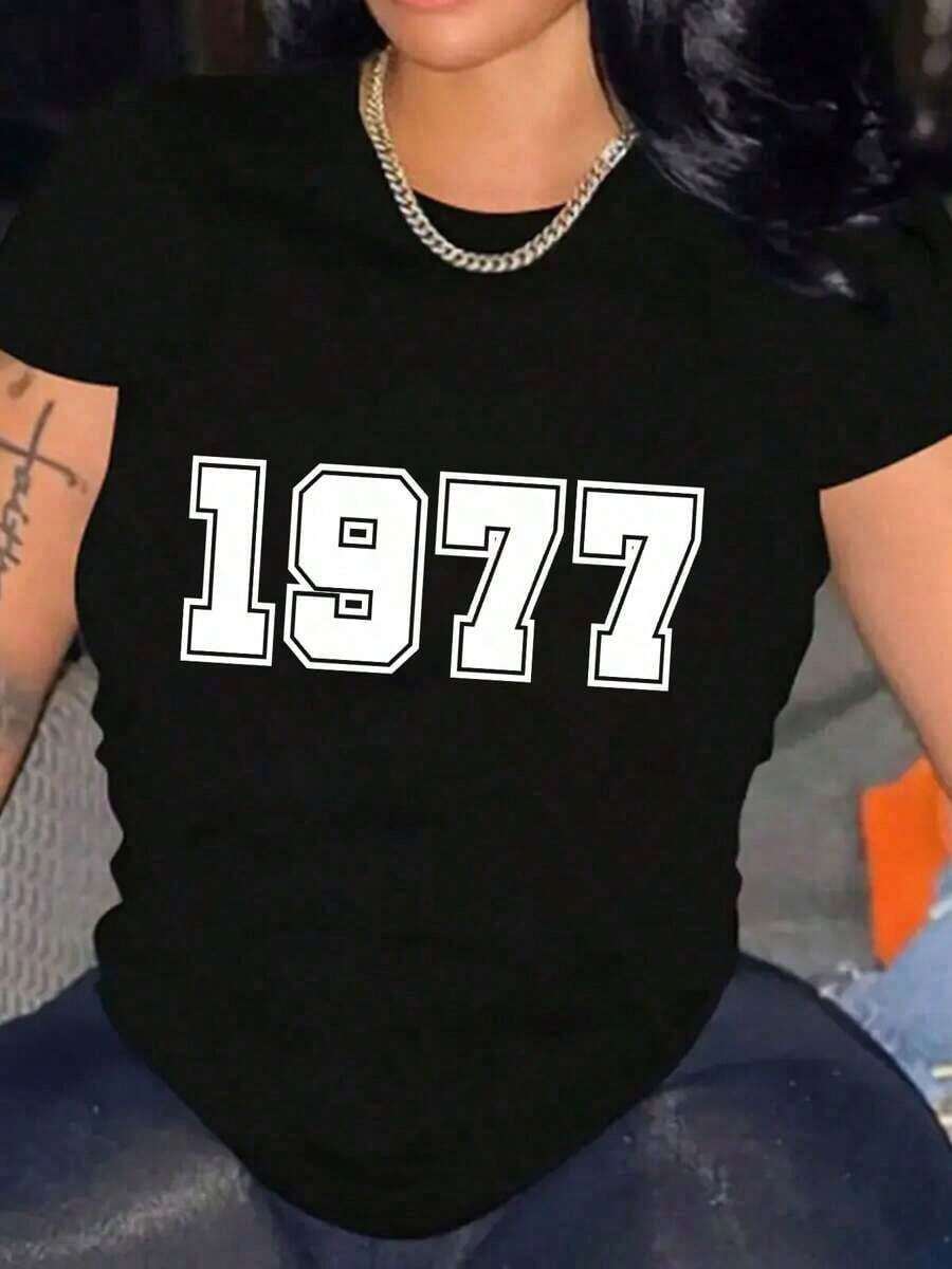 Camiseta Unisex 100% Algodón 210g| Diseño "1977" con Estilo Vintage| Corte Clásico para Uso Diario y Actividades al Aire Libre| Ideal para Looks Casuales con Toque Retro - Negro - Ver 1