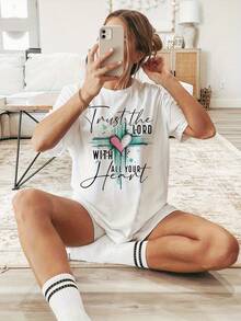 Camiseta gráfica con versículo bíblico inspirador para mujeres - "Confía en el Señor con todo tu corazón" Diseño, blanca, casual, cuello redondo, manga corta, para primavera y verano, cómoda mezcla de poliéster, ropa casual de verano | Camisa de ajuste relajado | Camisa de mezcla de poliéster - [Blanco] - Ver 1