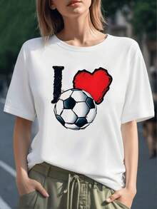 Corazón rojo junto a un balón que expresa pasión auténtica por el fútbol y el espíritu deportivo femenino camisetas de mujer 100% algodón suave y cómoda para uso diario - Negro - Ver 1