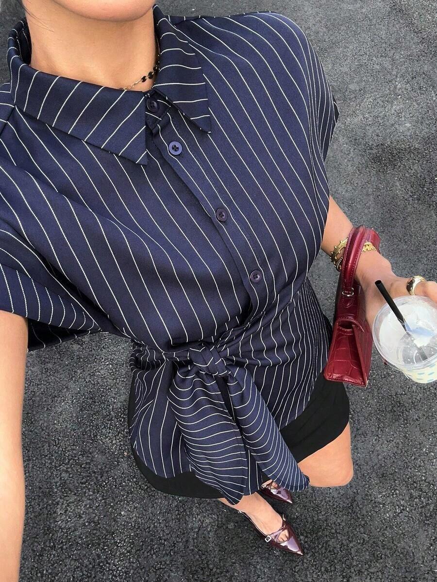 Blusa de manga corta con rayas azul marino y cintura ajustada con lazo, diseño elegante y estilizador con bajo asimétrico, una camisa versátil y favorecedora adecuada para primavera y verano, perfecta para salidas - Azul marino - Ver 1