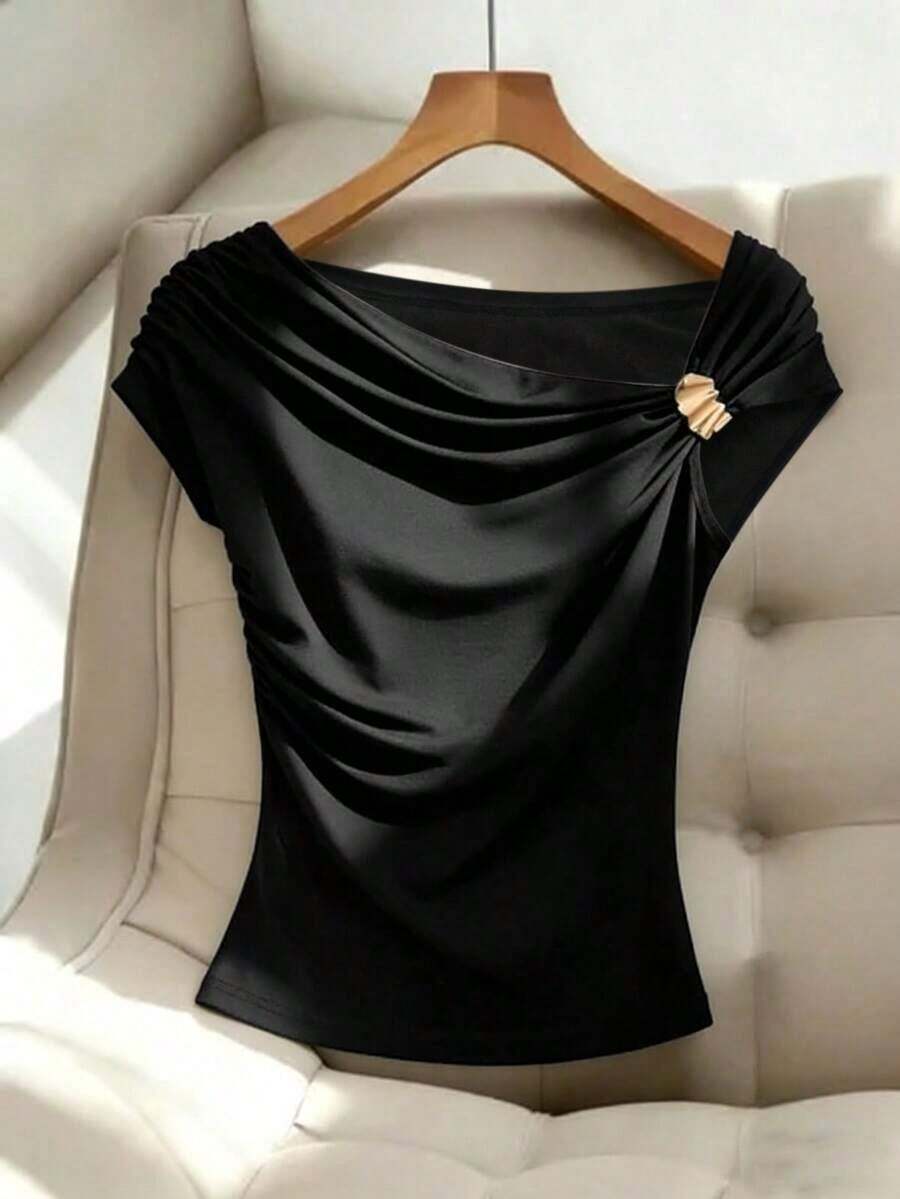 Camiseta de mujer con detalle de nudo retorcido y decoración metálica, elegante top negro sexy, top elegante y clásico, lindo top negro, top de satén elegante para mujer, top elegante negro, blusas negras elegantes para mujer, tops de verano, top - Negro - Ver 1