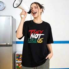Women's & Men's Ropa de Verano para Mujer, Camiseta de Algodón Suave Casual con Cuello Redondo, Estampado de Letras de Graffiti en Contraste con la Frase "THEY NOT LIKE US".Blanco. - Negro - Ver 3