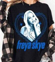Fritidskläder för tonårsflickor och -pojkar, 2026 Nyhet Retro Freya Skye Descendants and 4 T-shirt, The Rise Of Red Shirt, Worlds Collide Tour, Descendants and Zombies Shirt, Exklusiva T-shirts som fan-gåva för premiumfans, Unisex Casual Kortärmad – ett måste för fans, lämplig för festivaler, fester, hemmabruk, dagliga pendlingar. Storlek 2Y-10Y, S-XXXL, Kortärmad dam, T-shirt herr, Grafisk T-shirt för små flickor, T-shirt med tryck för små pojkar, Perfekt present till Miljödagen, Fars dag och skolavslutningen, matchande kläder för föräldrar och barn. - Svart - Visa 8