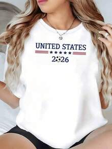 Bandera de Estados Unidos con estrellas rojas y azules junto a un balón representando la pasión por el fútbol y el espíritu deportivo del año 2026 camiseta de mujer casual cómoda ideal para fanáticas del deporte - Negro - Ver 1