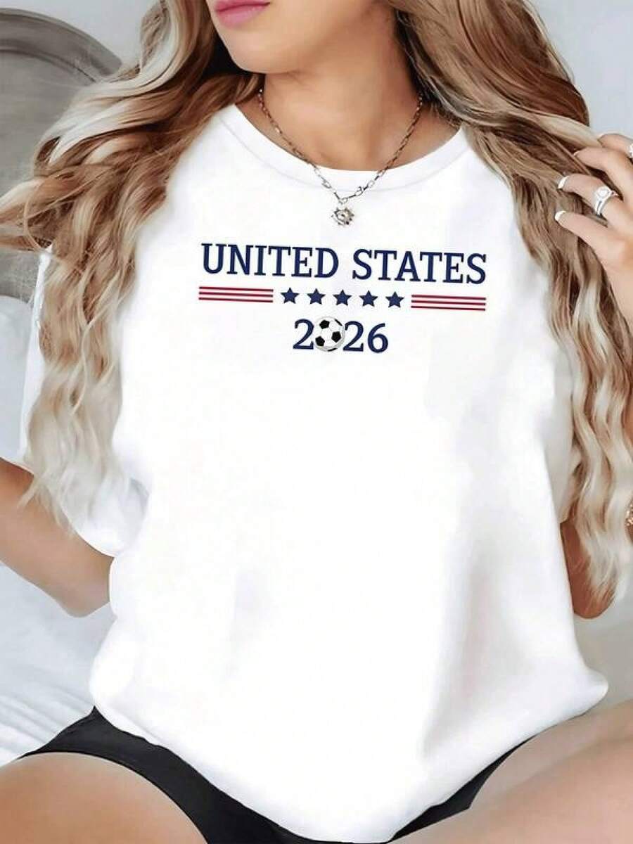 Bandera de Estados Unidos con estrellas rojas y azules junto a un balón representando la pasión por el fútbol y el espíritu deportivo del año 2026 camiseta de mujer casual cómoda ideal para fanáticas del deporte - Negro - Ver 1