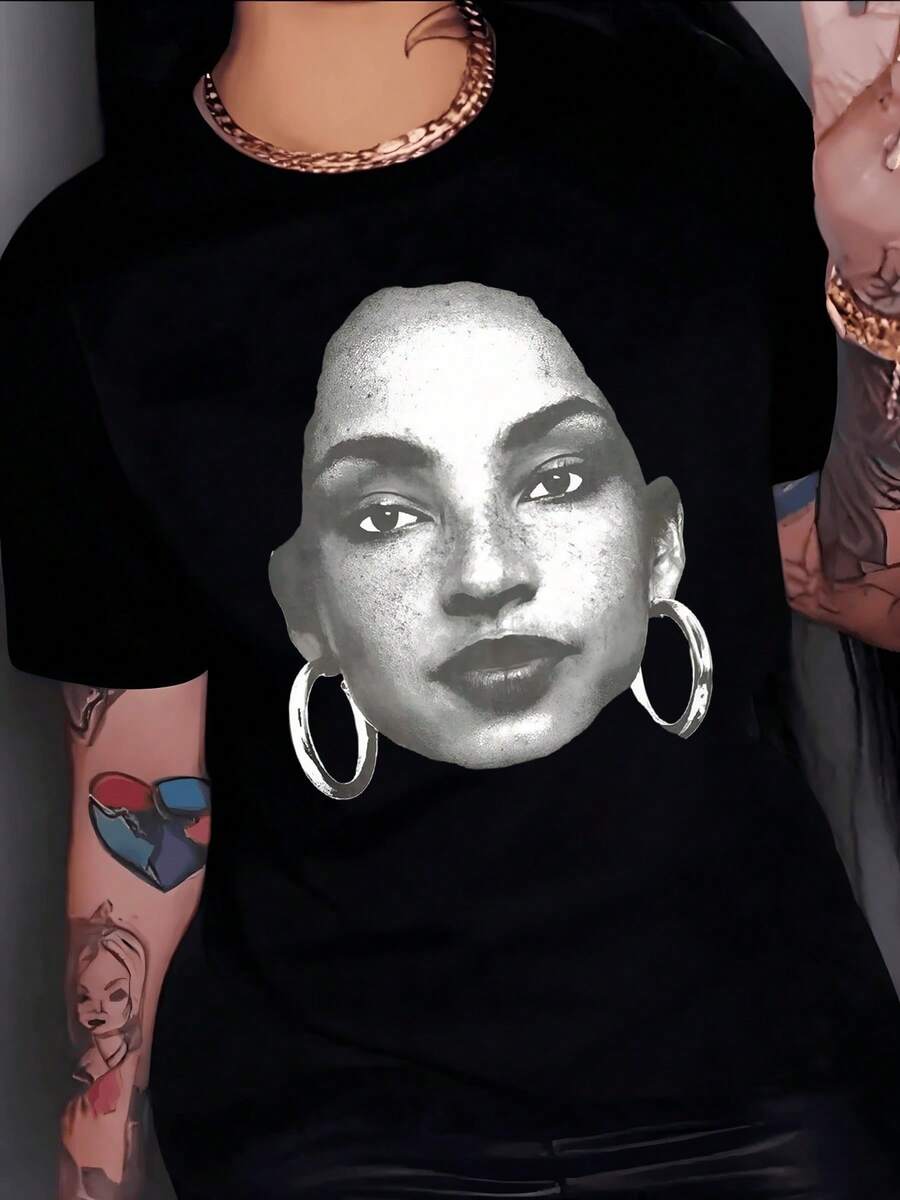 A Woman's Face With Large Circular Earrings Symbolizes Strength, Identity, And Cultural Pride, Representing The Connection Between Modern Elegance And Artistic Roots. A Comfortable And Versatile Casual Women's T-Shirt. - 黑色 - 查看 1
