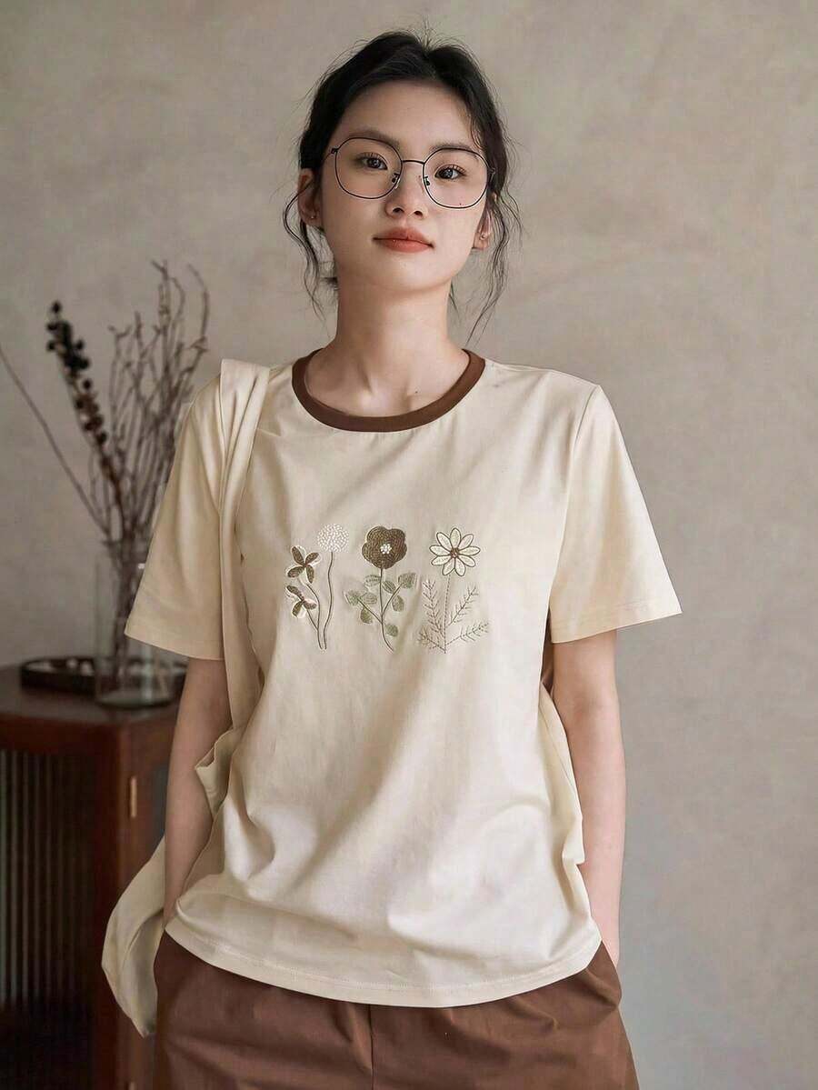 Y2K Style, Modern Style, Newest Of 2026, Cute Style, Casual Style. Y2K Style, Modern Style, Newest Of 2026, Cute Style, Casual Style. Short-Sleeve T-Shirt With Floral Print "SPARKS OF LIGHT 2003 IN THE SUNLIGHT", Leisure Time, Graphic T-Shirts 180g (S-XXXL) 180g (S-XXXL) - 貝斯 - 查看 1